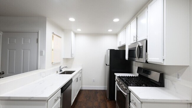Building Photo - Very Nice 2 Bedroom and 2 Bathroom Apartment $2,450 + $125.00 WSG