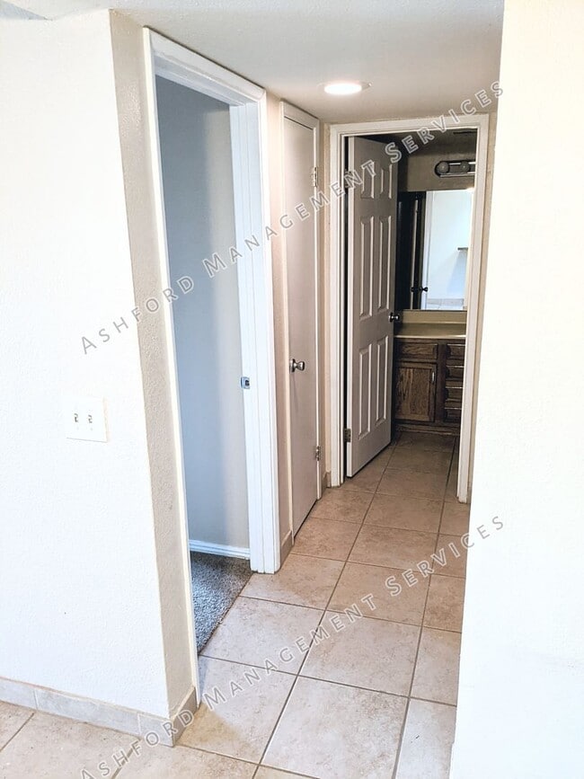 Building Photo - COMING SOON! 3 BEDROOM 3 BATH END UNIT TOW...
