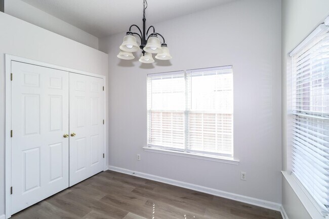 Building Photo - 7068 Kings Crown Dr