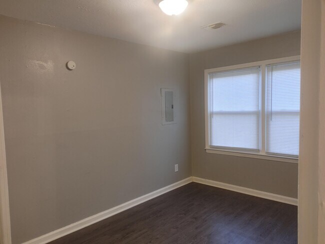 Building Photo - 2552 Kaufman Dr