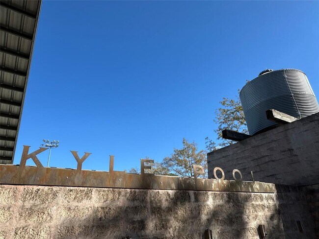 Building Photo - 104 Ramirez St