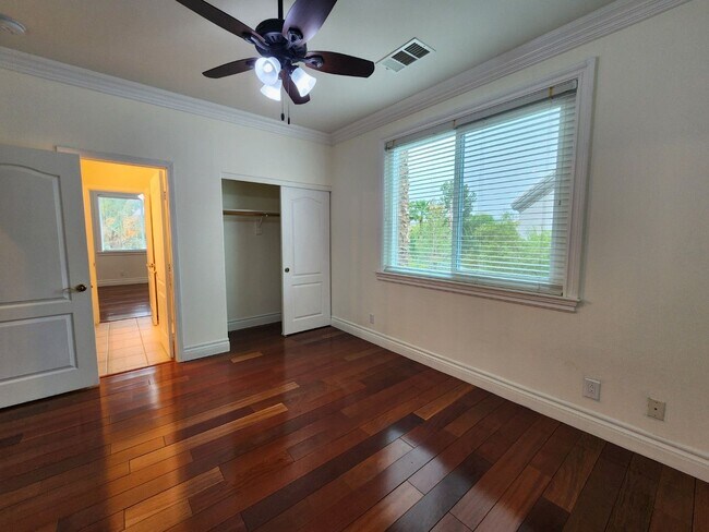 Building Photo - Entertainers Delight with minutes of shopping and restaurants