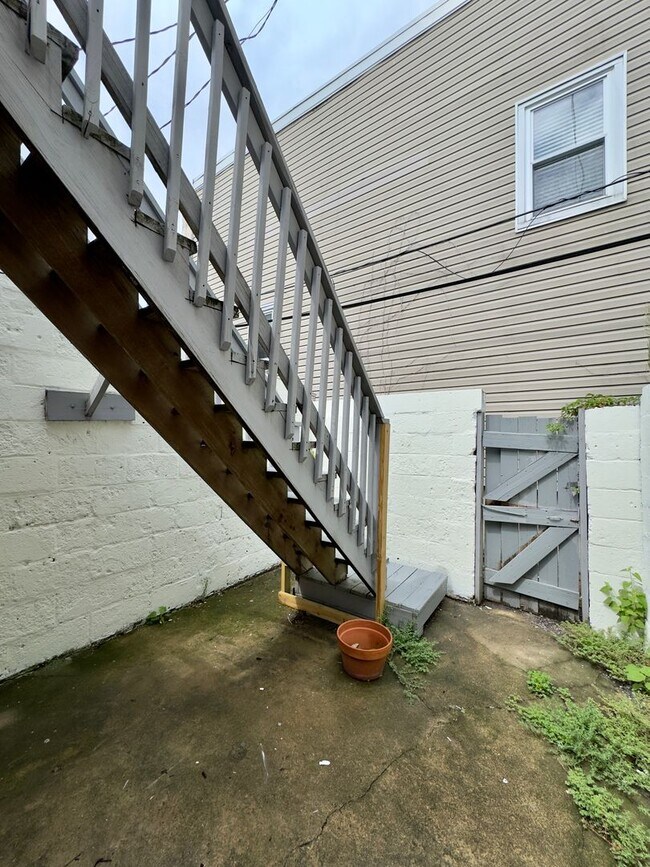 Building Photo - 2410 Foster Ave