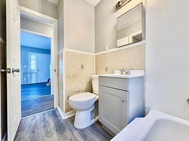 Building Photo - 1317 N Kaley St