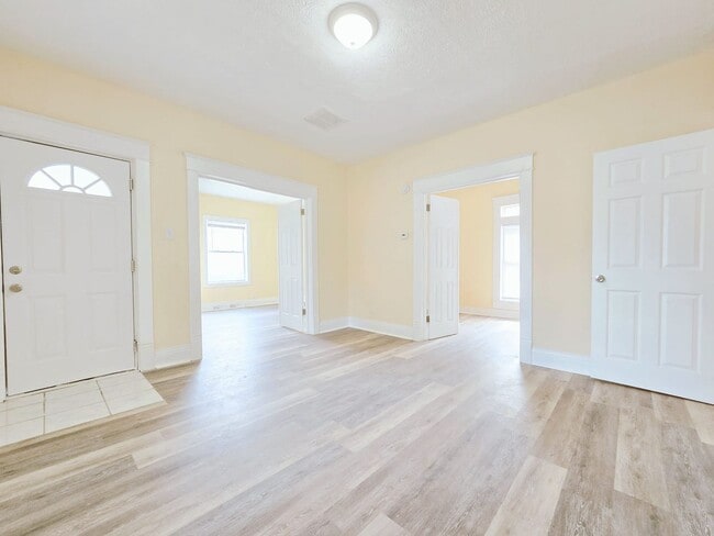 Building Photo - Charming 5-Bedroom House on the West Side ...