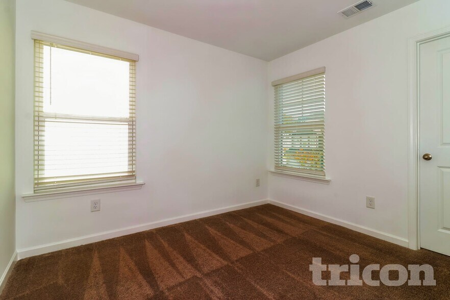 Building Photo - 2100 Rosemary Park Ln