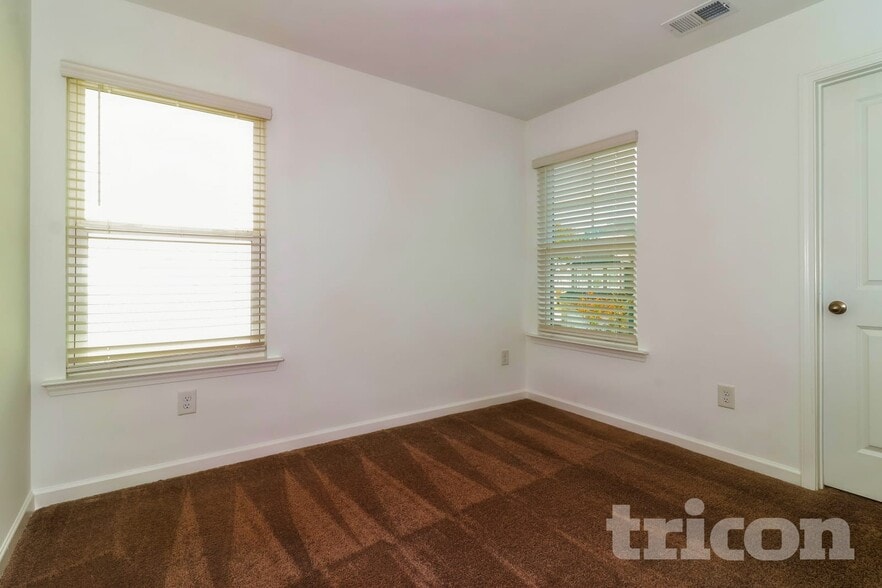 Building Photo - 2220 Rosemary Park Ln