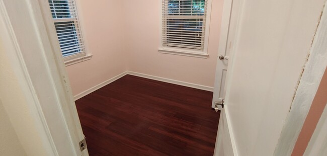 Building Photo - Cute 2 bedroom 1 bath single home
