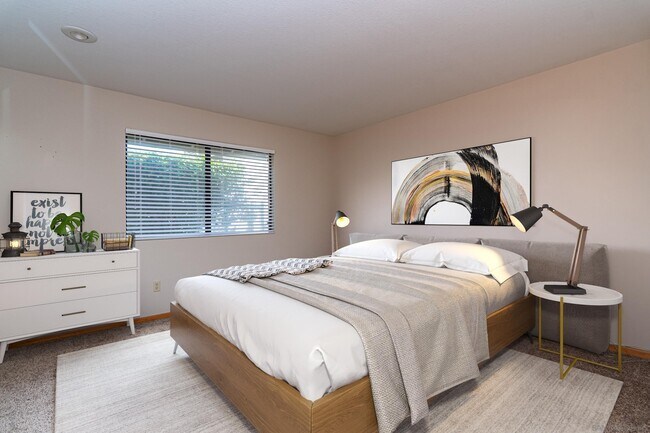 Building Photo - 1001 Crescent Bend