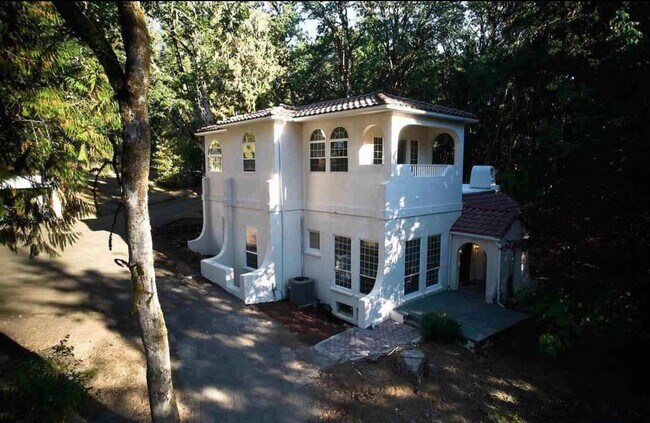 Building Photo - 3320 NW Highland Dr
