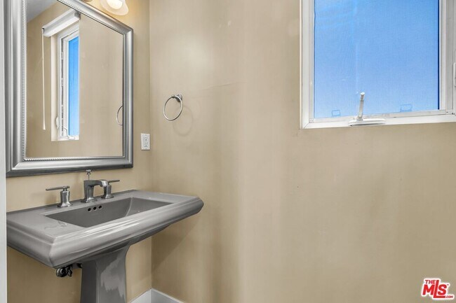 Building Photo - 308 Gull St