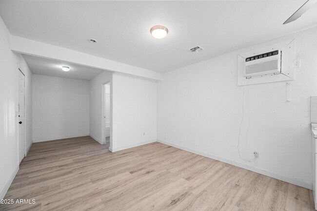 Building Photo - 2057 E 10th St