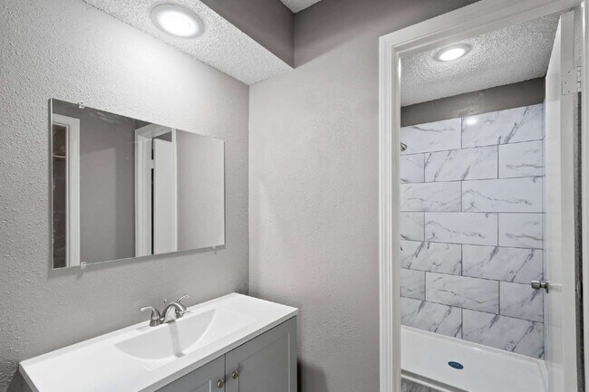 Building Photo - Spacious and updated townhome in Olathe!  1st month is Free!*