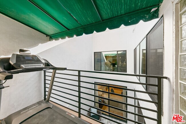 Building Photo - 6502 Dume Dr