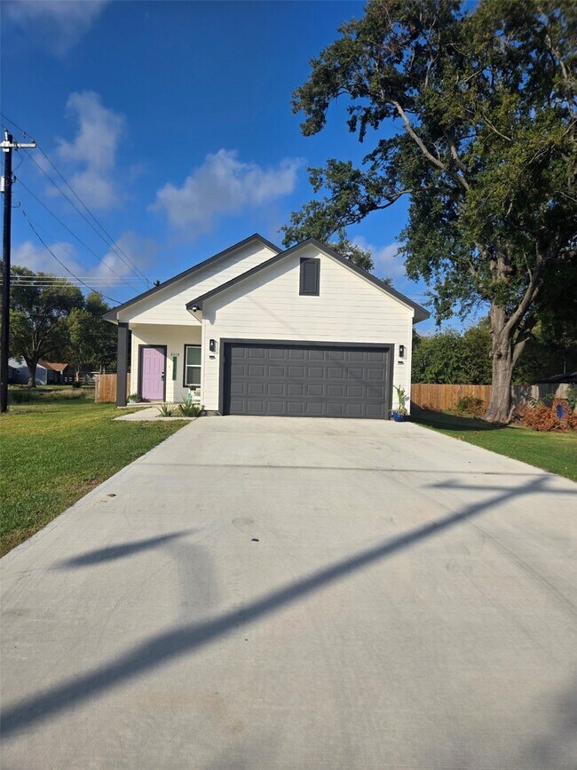 Building Photo - 2118 2nd Ave N