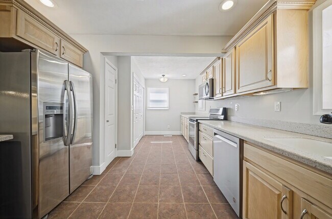 Building Photo - 4 Bedroom 2 Bathroom with large fenced in yard for Pets