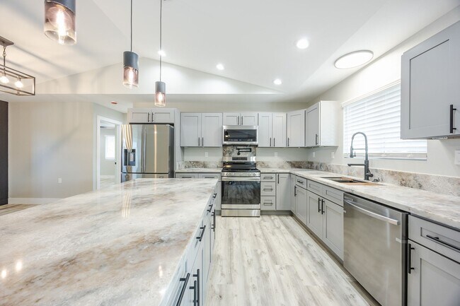 Building Photo - New modern studio with one bath