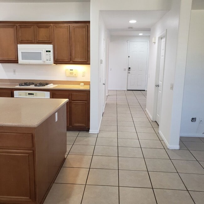 Building Photo - GORGEOUS 4 Bedroom** & 3 full bathrooms on a Cul-De-Sace Home!!