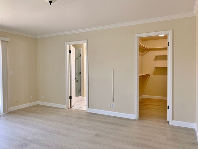 Building Photo - 4 Bedroom Home in Hollister