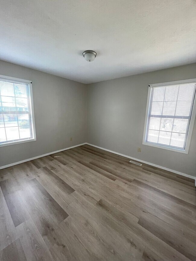 Building Photo - 531-B N Oak Grove Ave