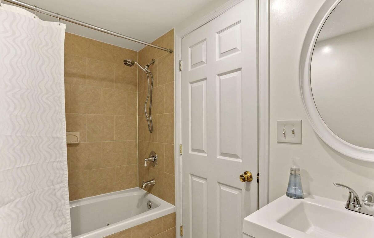 Downstairs bedroom bathroom - 650 Newton Pl NW