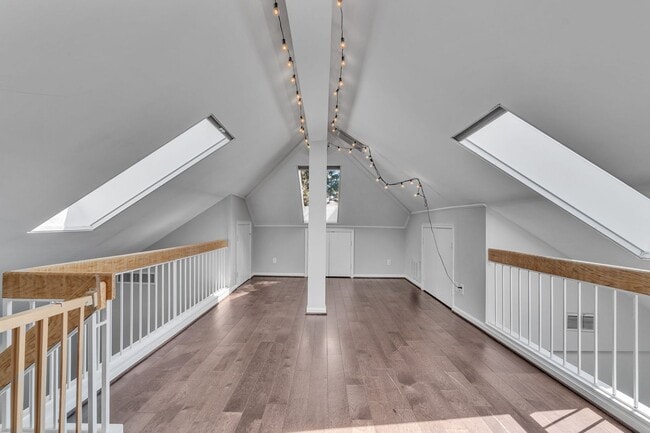 Building Photo - 2 Bedroom with Loft in Old Town North