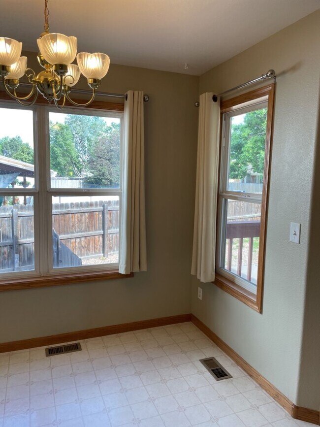 Building Photo - 4 Bed 2.5 Bath Home in Windsor