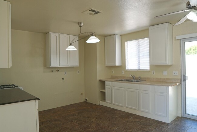 Building Photo - 52601 Avenida Navarro