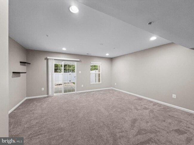 Building Photo - 7425 Willow View Ln