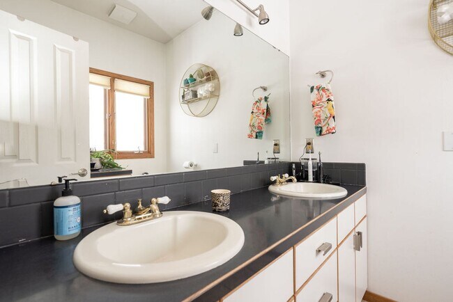 Building Photo - Beautiful and spacious 5 bedroom home located near Long Pond Reservoir in NE Fort Collins