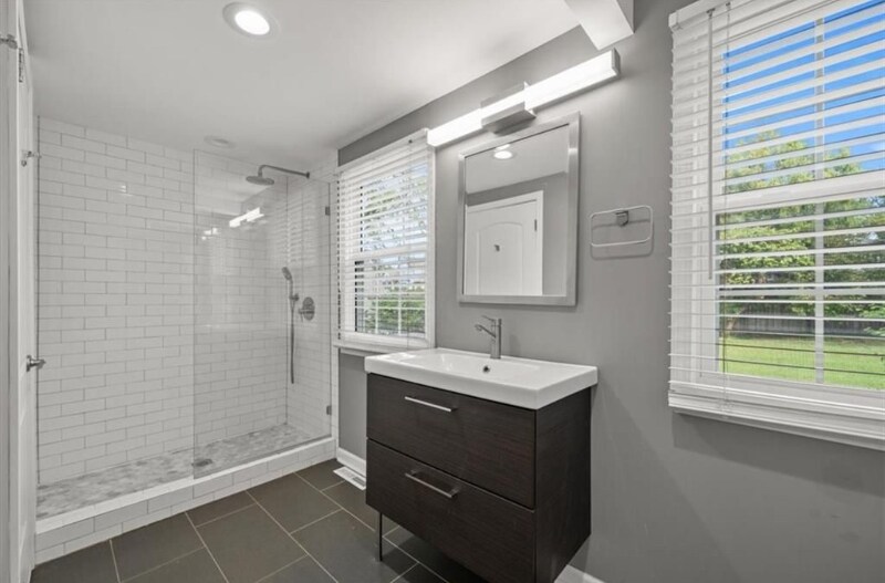 Building Photo - 3306 W 71st Terrace