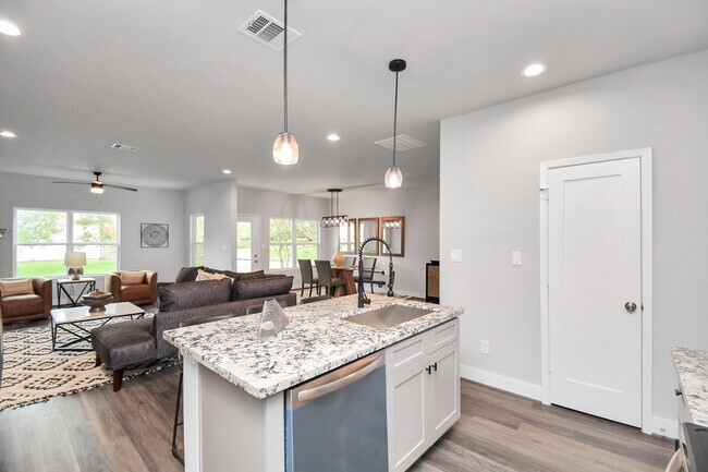 Building Photo - 3814 Lakewood Dr