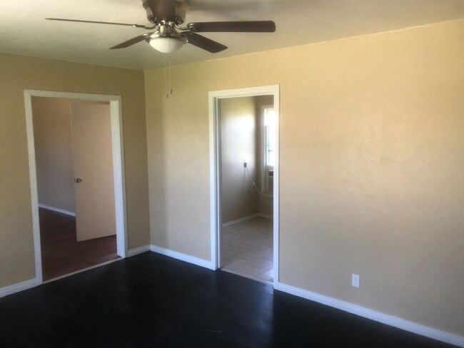 Building Photo - 2 bedroom + 2 Living Rooms and Utility Room