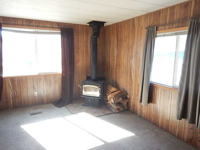 Building Photo - *PRICE IMPROVEMENT* 2 Bedroom on South Side of Prineville, Close to Hospital - Available Now!