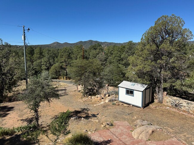 Building Photo - 837 Country Club Dr