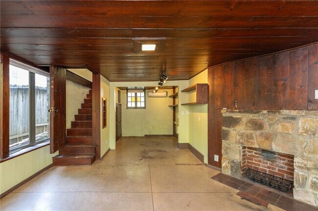 Building Photo - 312 S Willow Ave