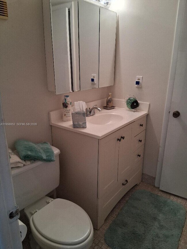 Building Photo - 1100 St Charles Pl