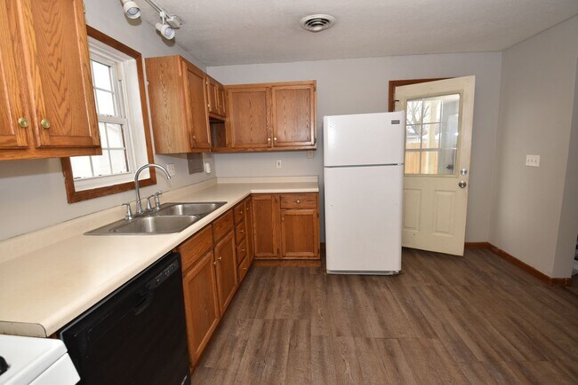 Building Photo - MIshawaka near Universities and shopping