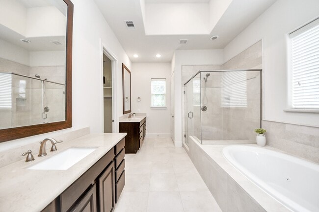 Building Photo - 8926 Lakeshore Bend Dr