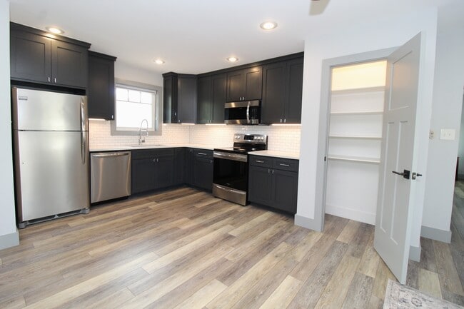 Building Photo - 400 SW E St