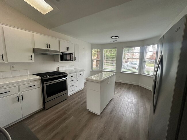 Building Photo - SE Visalia home coming soon!!