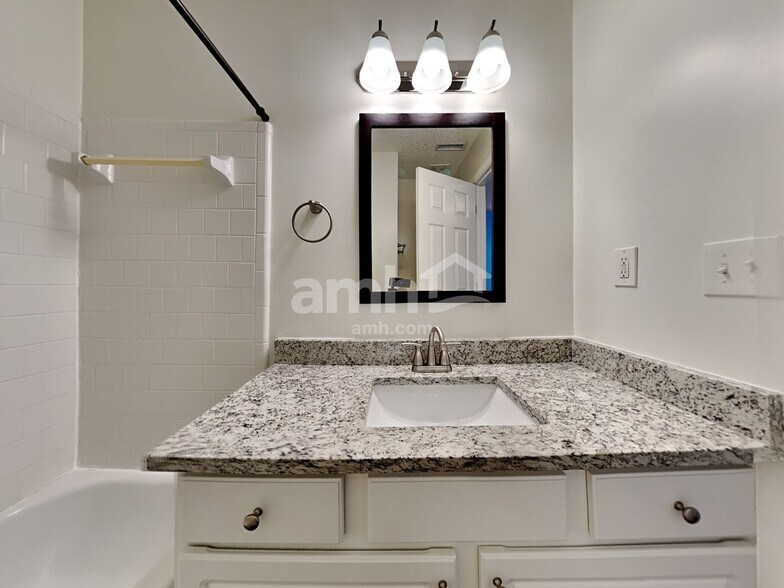 Building Photo - 582 Lullingstone Dr SE