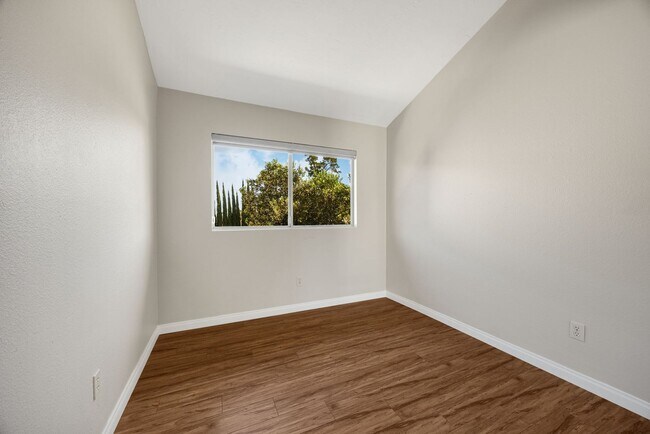 Building Photo - Bright and Open 3 Bedrooms Plus 2 Car Garage