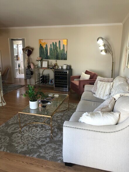Living Room (View 2) - 2041 Euclid St