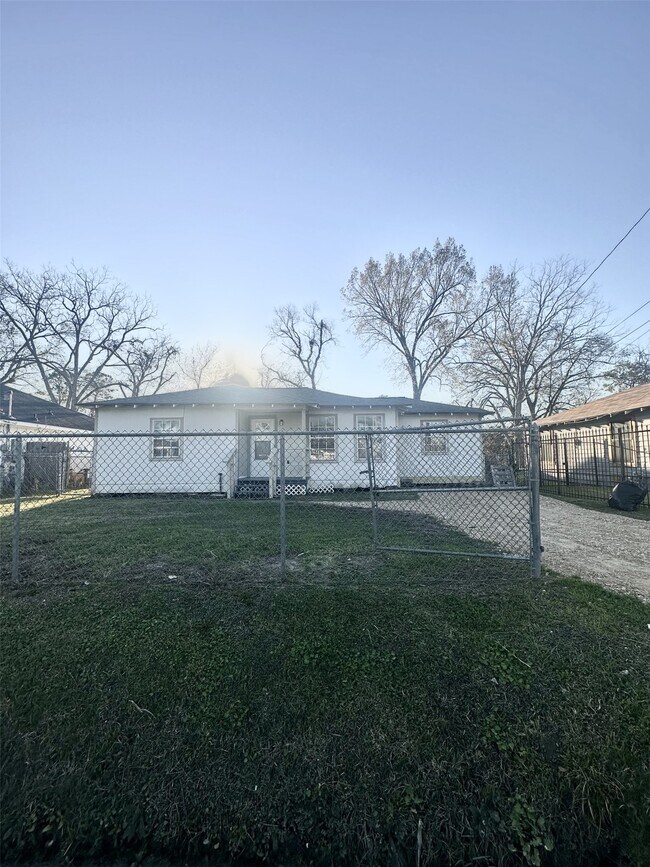 Building Photo - 6713 Greenhurst St