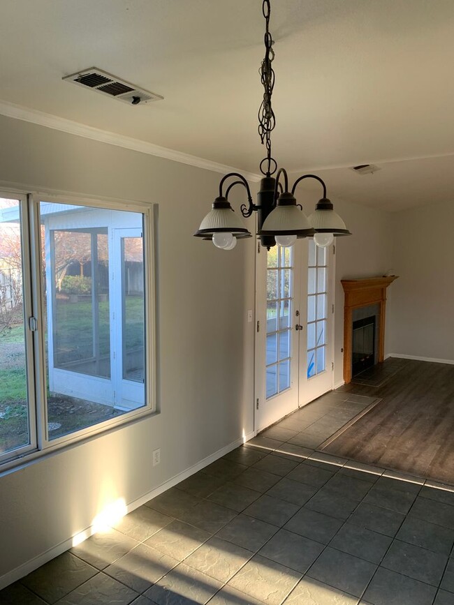 Building Photo - 3 Bedroom 2 Bath