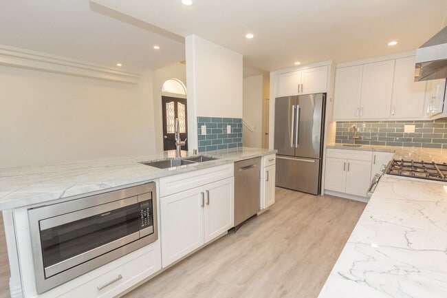 Building Photo - Modern Coastal 3 Bed/3 Bath Townhome w/ Rooftop Deck w/ Bay & Ocean Views in North Pacific Beach!