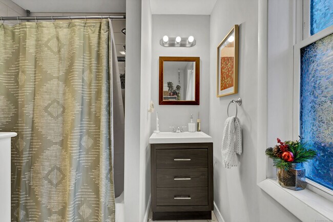 Building Photo - 138 Naubuc Ave