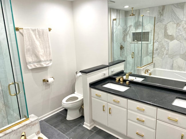 Master Bathroom - 2017 N Lincoln Ave