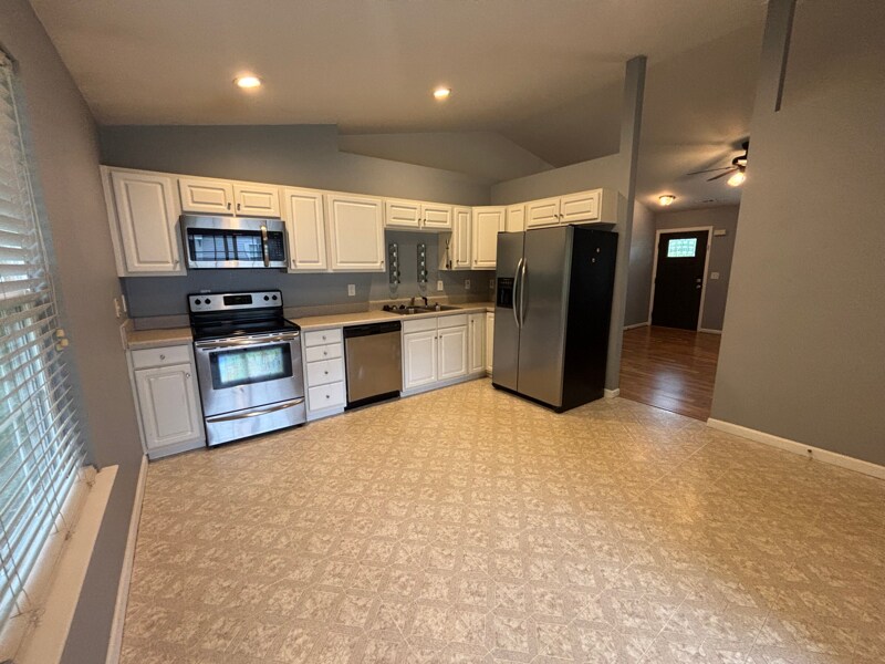 Building Photo - 438 Old Colony Rd